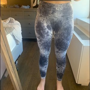 Lululemon Wunder Under blue and white tie dye size 6